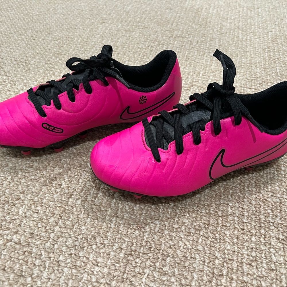Nike Girls Pink Cleats Size 1 MINT CONDITION